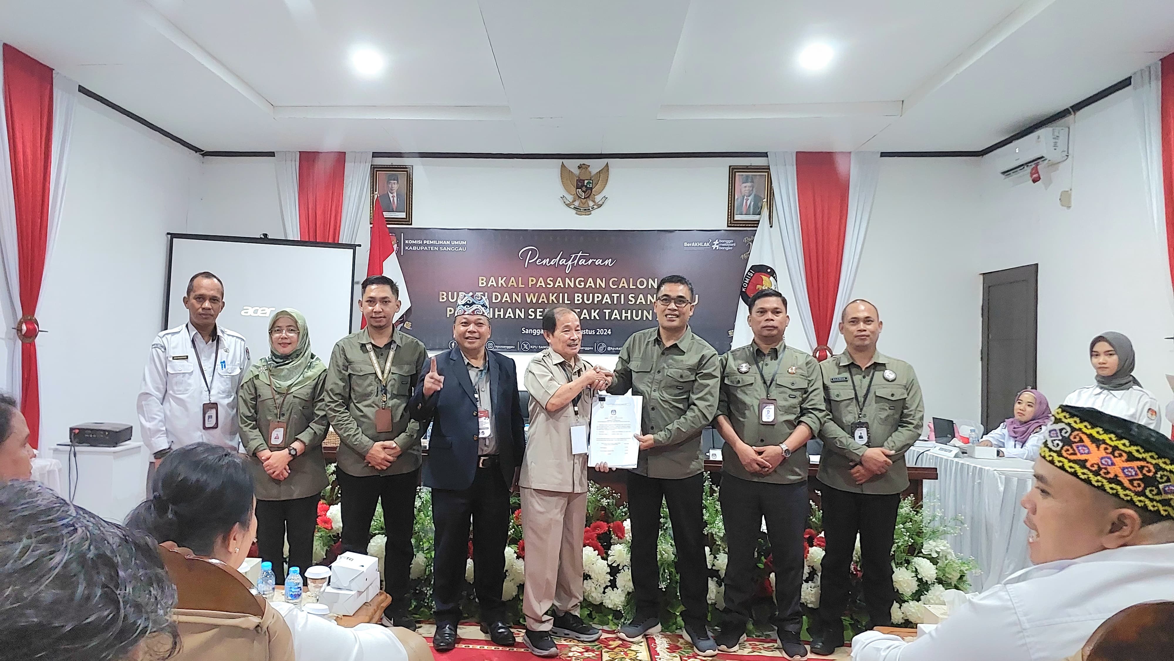 Paslon Bupati dan Wakil Bupati Sanggau, Yansen Akun Effendy-Andreas Sisen saat mendatangi Komisi Pemilihan Umum (KPU) Kabupaten Sanggau.