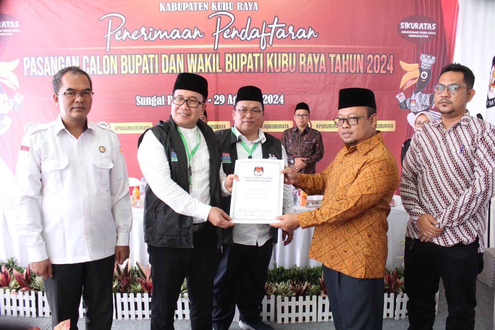 TERIMA BERKAS: Ketua KPU Kubu Raya, Kasiono bersama semua Komisioner KPU Kubu Raya menerima berkas pendaftaran Paslon Sujiwo-Sukiryanto di Kantor KPU Kubu Raya, Rabu (28/8).