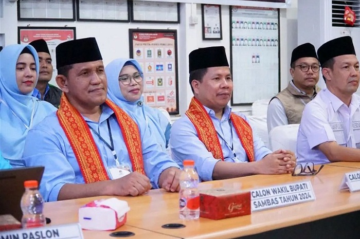 PENDAFTARAN: Bakal Calon Bupati Sambas dan Wakil Bupati Sambas, Satono - Heroaldi Djuhardi Alwi saat melakukan pendaftaran di KPU Sambas, Selasa (27/8/2024).