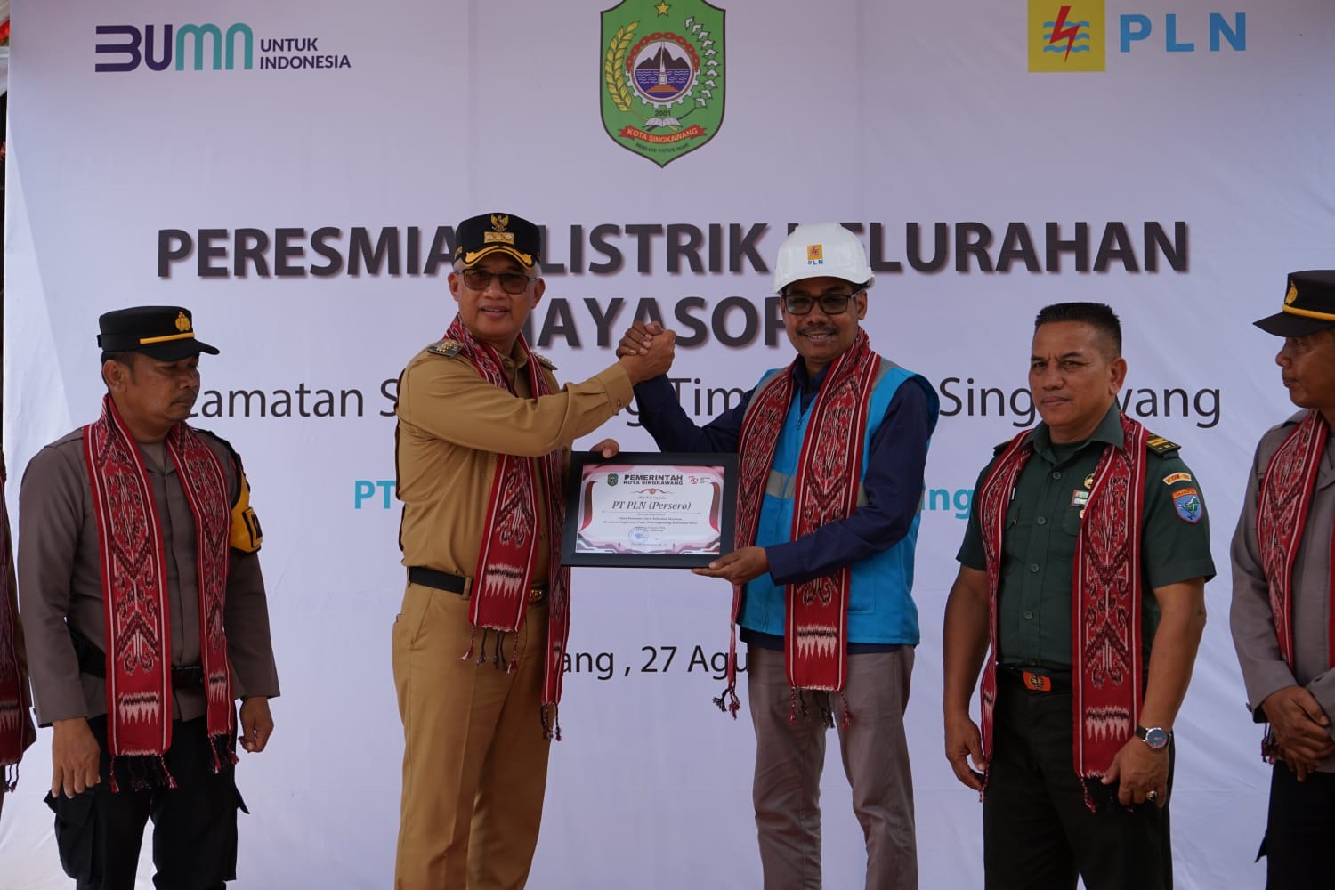 HADIR: PJ Walikota Singkawang Sumastro hadir&nbsp; dalam penyalaan listrik di Kelurahan Mayasopa, Kecamatan Singkawang Timur, Selasa (27/8).