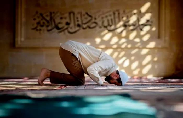 lustrasi umat muslim tengah melakukan ibadah sholat. (https://id.pinterest.com/)