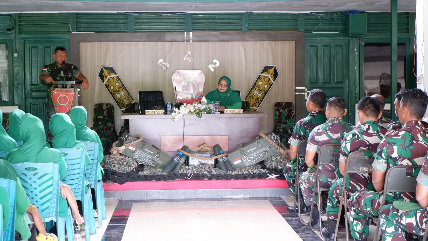 Pengarahan: Danrem 121/ Abw memberikan pengarahan kepada anggota unsur tinggal dan anggota Persit Yonif 642 Kapuas.