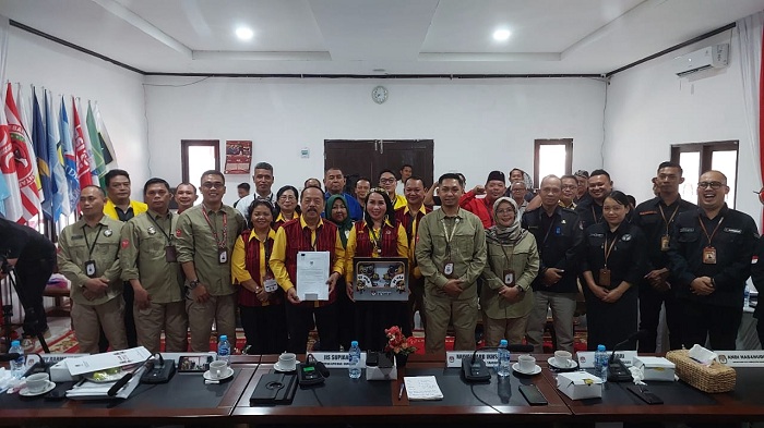 Penyerahan berita acara penerimaan dokumen pendaftaran pasangan Yohanes Ontot-Susana Herpena oleh KPU Sanggau, Rabu sore.