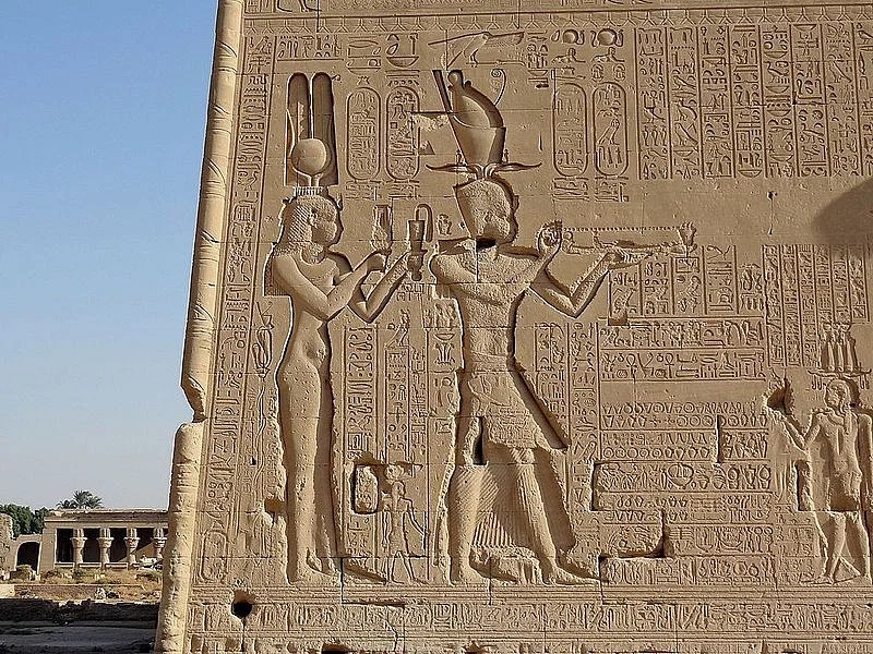 FIRAUN TERAKHIR: Relief pada salah satu dinding Kuil Dendera di Mesir menggambarkan Cleopatra VII bersama putranya Caesarion sebagai Firaun. (WORLDHISTORY.ORG)