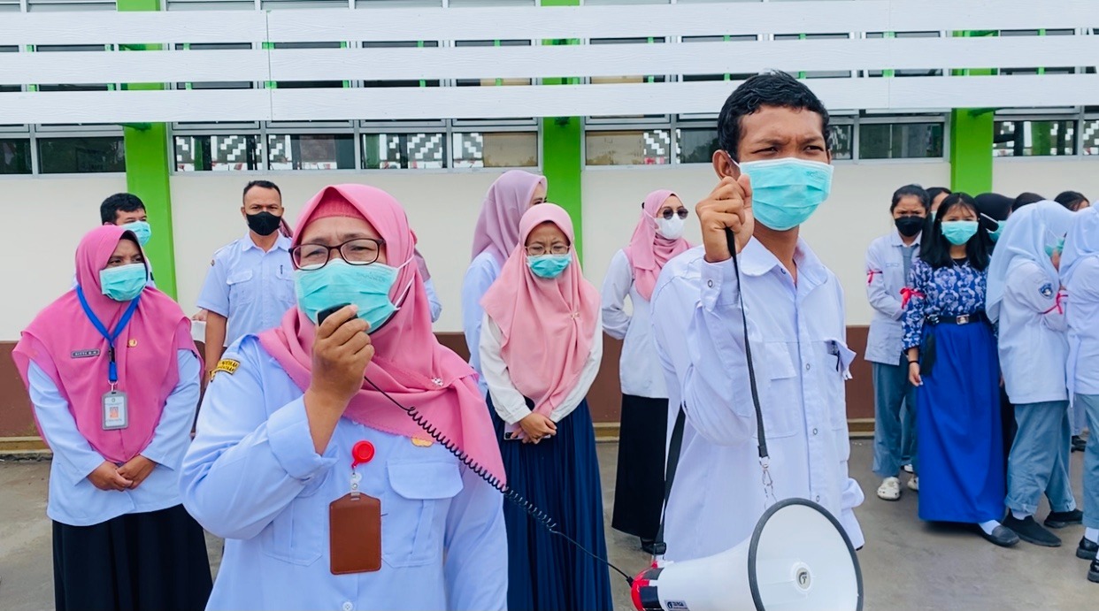 Kepala SMAN 12 Pontianak, Ana Sri Sayekti Matofani saat memberikan arahan pada kegiatan simulasi program Satuan Pendidikan Aman Bencana yang berlangsung di halaman sekolah, Rabu (28/8/2024) kemarin.