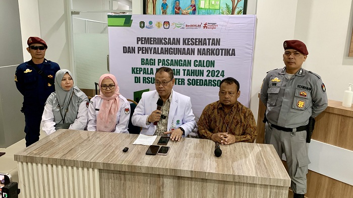 KETERANGAN : Direktur RSUD Soedarso Hary Agung bersama pihak KPU Kubu Raya dan Bengkayang memberikan keterangan pers mengenai pemeriksaan kesehatan dan penyalahgunaan narkotika terhadap bapaslon.