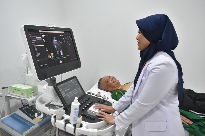 PEMERIKSAAN : Dokter di RSUD Soedarso melakukan pemeriksaan kesehatan kepada salah satu calon kepala daerah yang akan mengikuti Pilkada di Kabupaten Bengkayang.