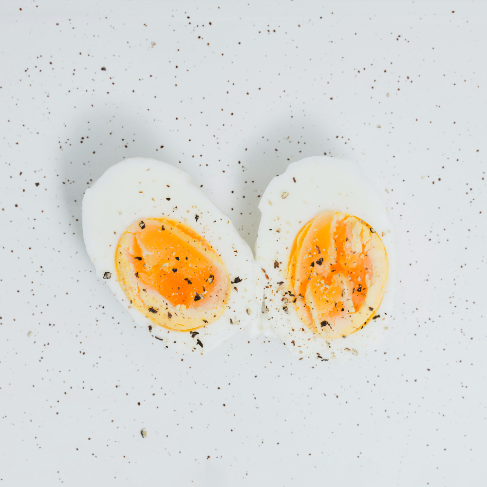 Ilustrasi telur rebus setengah matang.(FREEPIK)