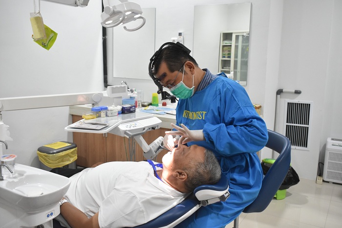 GIGI : Dokter di RSUD Soedarso melakukan pemeriksaan kesehatan gigi dan mulut kepada salah satu calon kepala daerah.