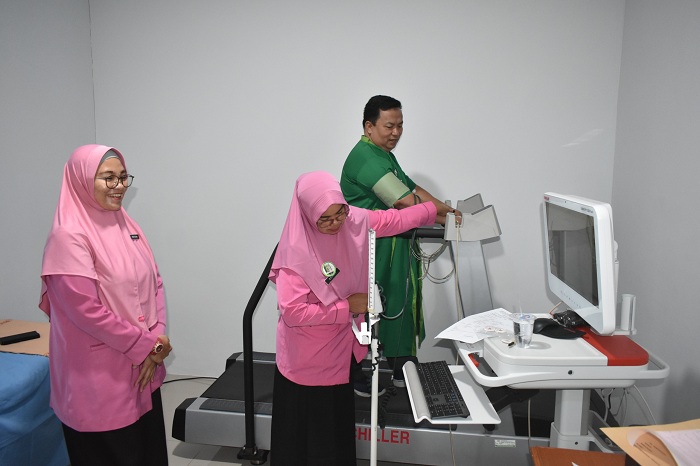 KESEHATAN : Tim medis RSUD Soedarso melakukan pemeriksaan kesehatan kepada salah satu calon kepala daerah yang akan mengikuti Pilkada di Kabupaten Kubu Raya.