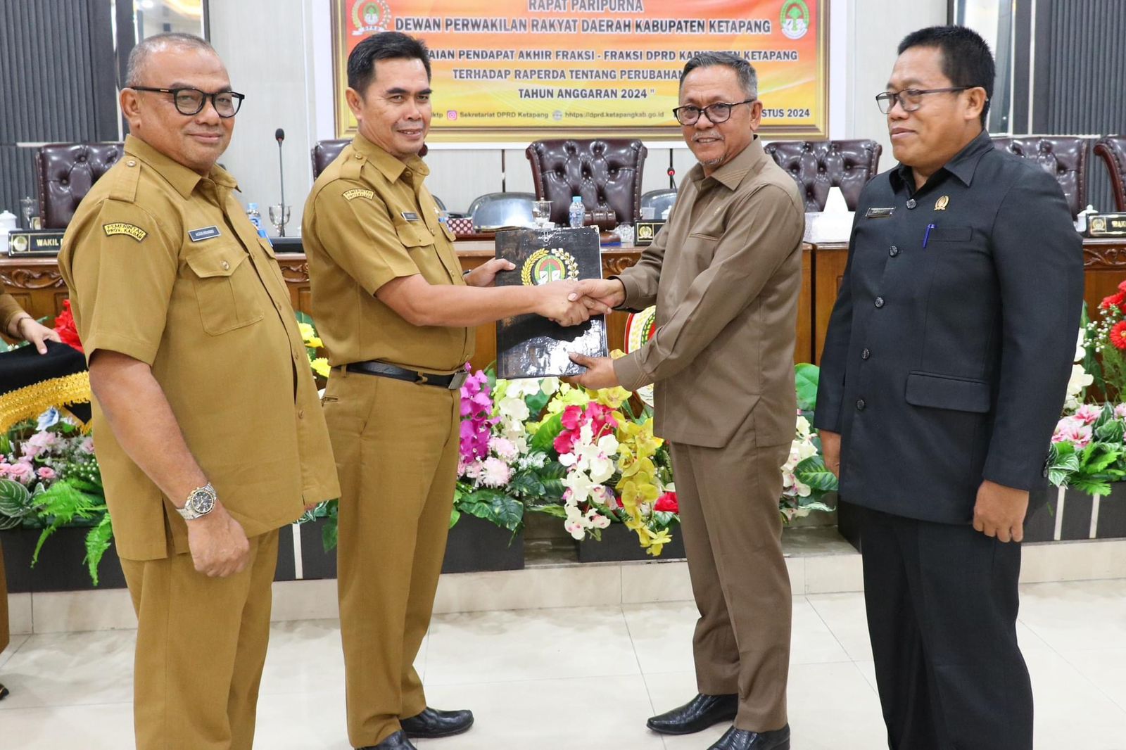 APBD PERUBAHAN: Wakil Ketua DPRD Ketapang, Mat Hoji, menyerahkan keputusan DPRD atas Perubahan APBD 2024 kepada Asisten Sekda, Heryandi, Selasa (27/8).