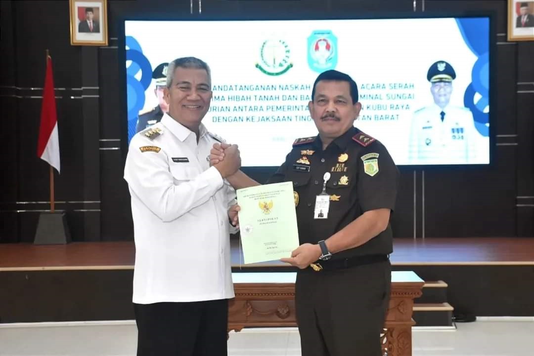 HIBAH: Secara simbolis Pj Bupati Kubu Raya, Syarif Kamaruzaman menyerahkan hibah tanah dari Pemkab Kubu Raya dan Bangunan Terminal Sungai Durian ke Kejaksaan Tinggi Kalbar.
