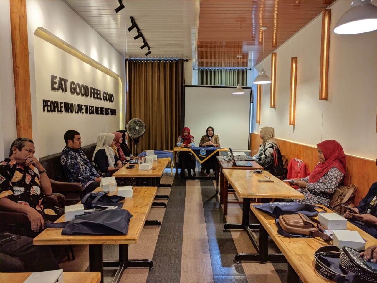 MONEV: Kepala BNNK Pontianak Anida Sari saat menerangkan tentang bahaya penyalahgunaan dan peredaran narkoba di aula Daily Mix Cafe, Kamis (29/8).