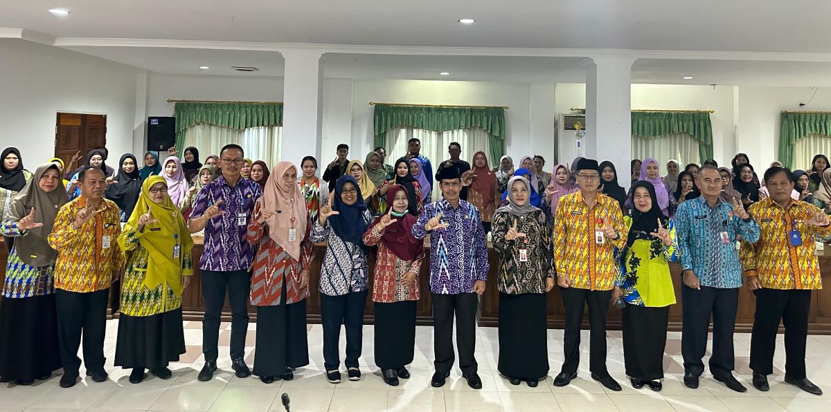 BIMTEK: Penjabat Bupati Mempawah, Ismail saat membuka kegiatan bimtek.