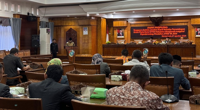 JAWABAN: Penjabat Bupati Mempawah, Ismail saat membacakan jawaban bupati dihadapan ketua dan Anggota DPRD Mempawah.