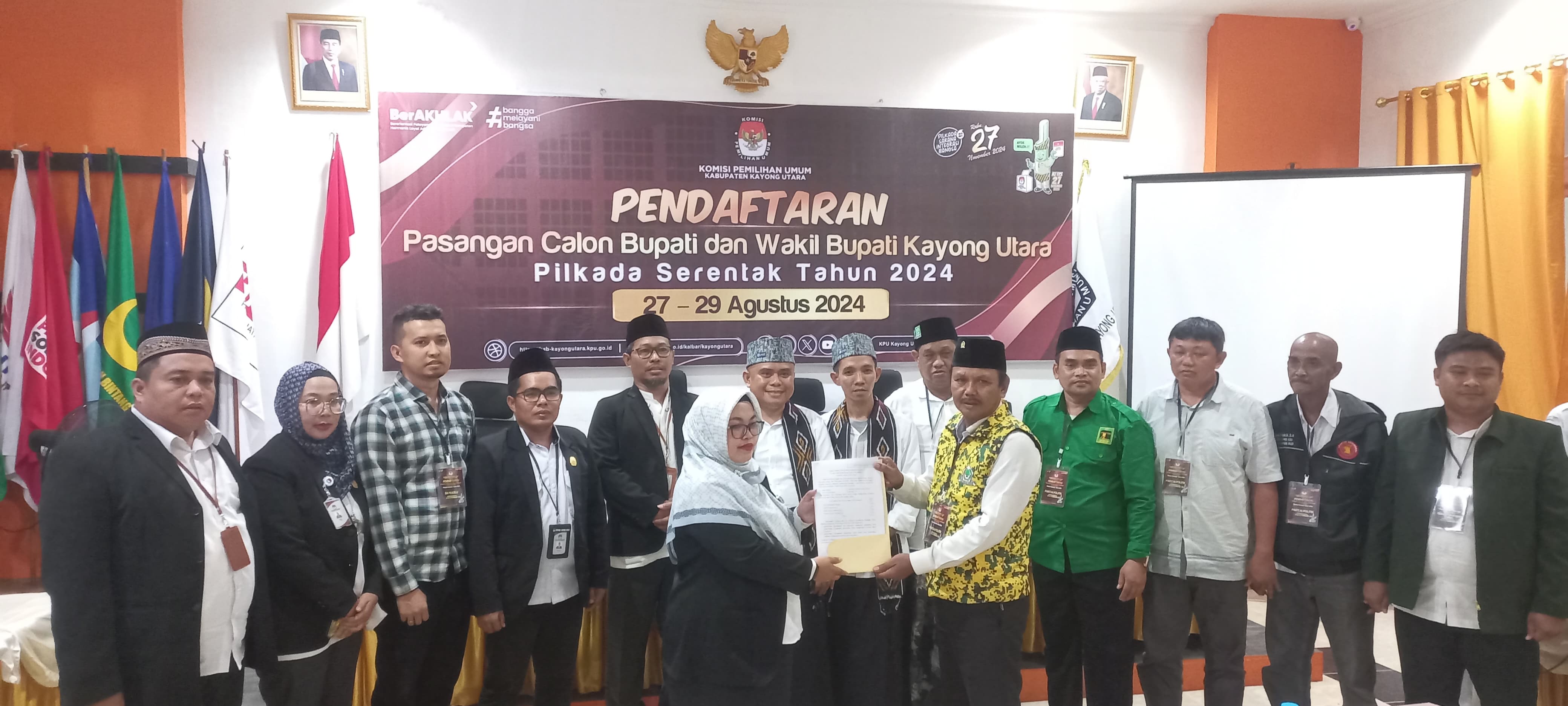 Penyerahan berkas pendaftaran Bakal calon Bupati dan wakil bupati Effendi Ahmad-Sartono dinyatakan lengkap oleh KPU Kayong Utara, Kamis (29/8). (DANANG PRASETYO/PONTIANANAK POST)