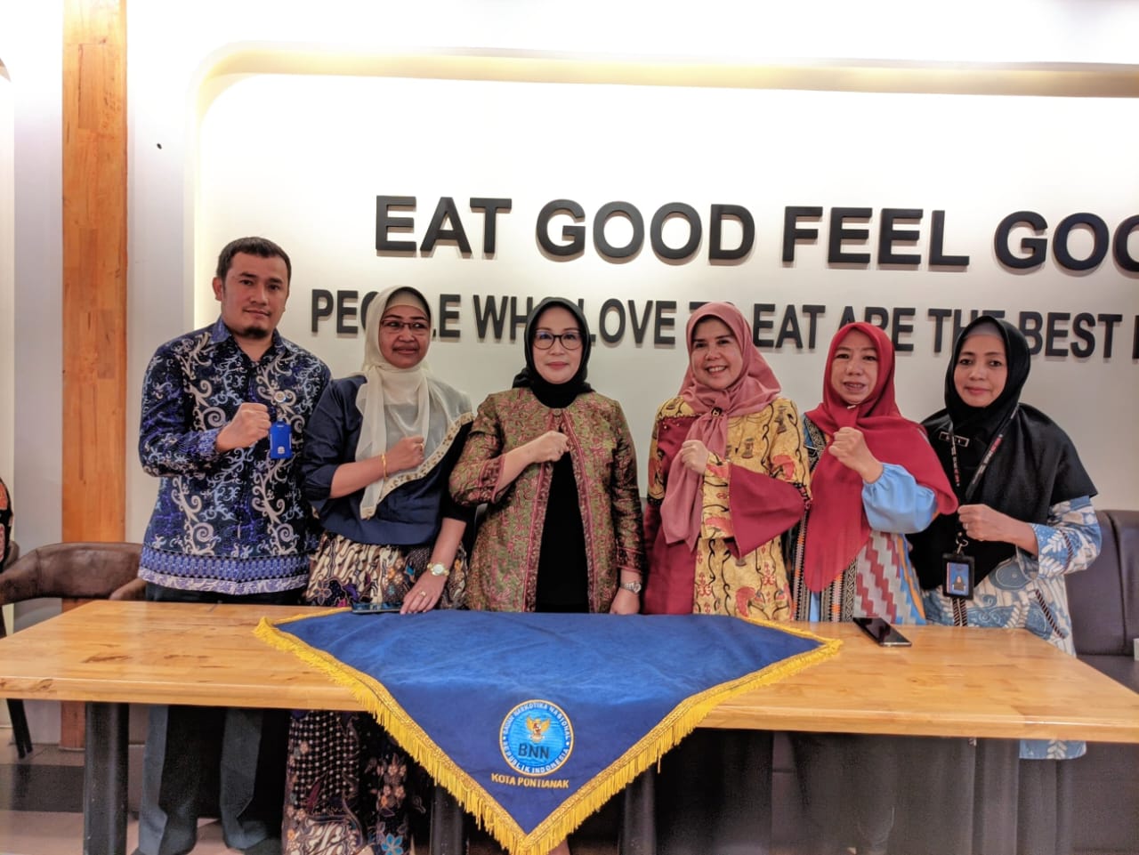 Kepala BNNK Pontianak Anida Sari ( tengah ) diabadikan dengan foto bersama usai kegiatan.