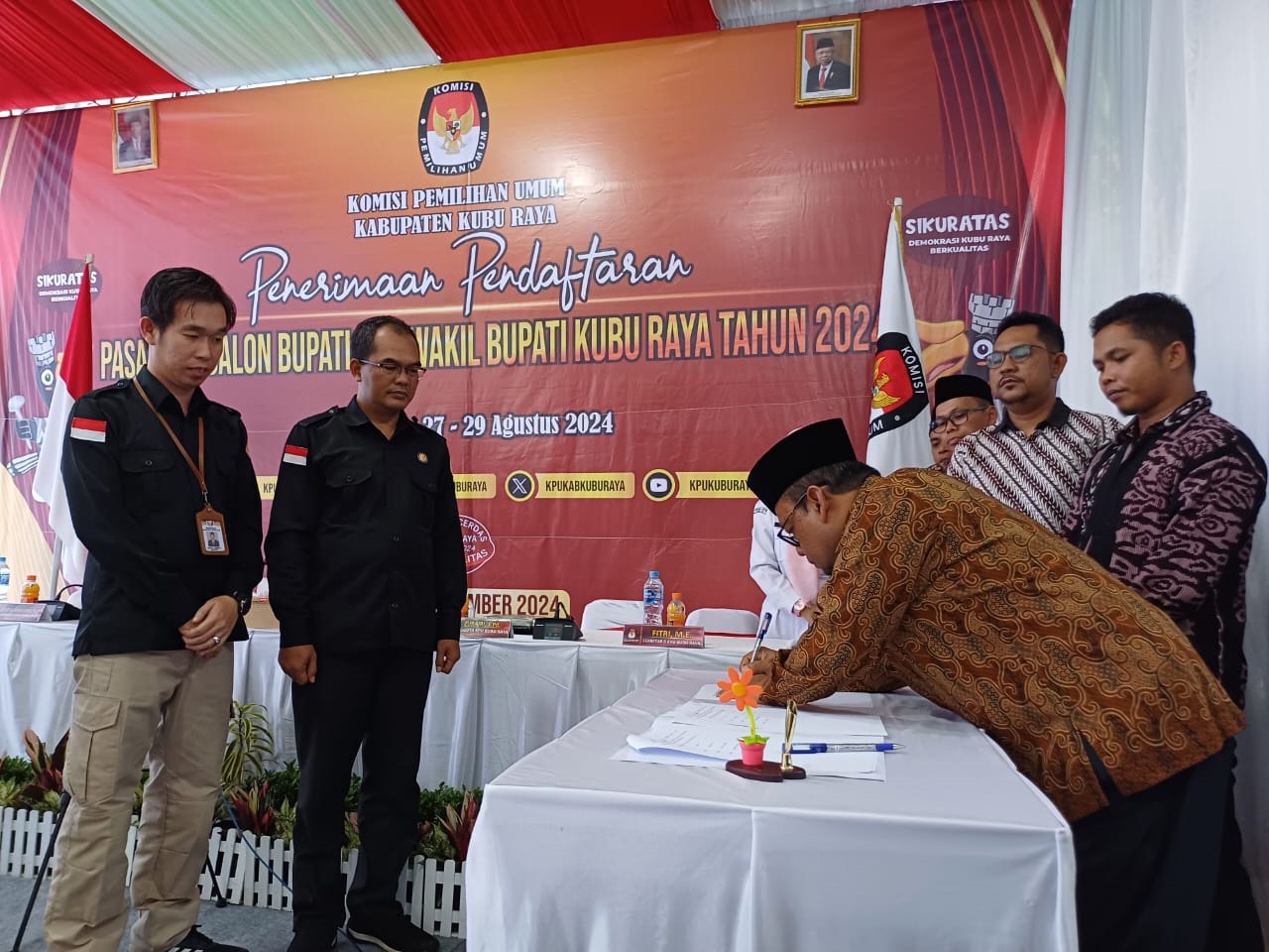 BERITA ACARA: Ketua KPU Kubu Raya, Kasiono menandatangani berita acara penerimaan&nbsp; pendaftaran pasangan calon Bupati dan calon Wakil Bupati Kubu Raya, Kamis (29/8) di Kantor KPU Kubu Raya
