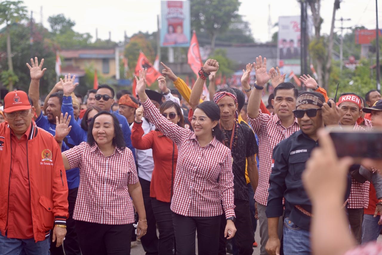 SAPA WARGA: Pasangan Bacalon Bupati dan Wakil Bupati Landak periode 2025-2030, Karolin Margret Natasa dan Erani menyapa warga dalam long march dari Tugu Soekarno menuju KPU Landak.