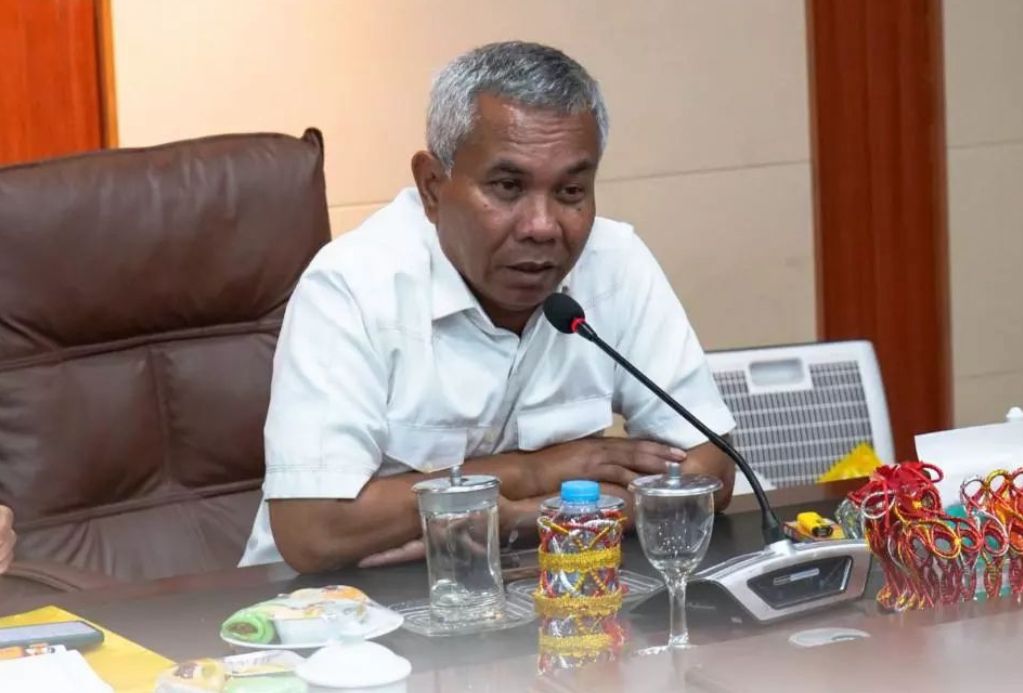 ARAHAN: Bupati Ketapang, Martin Rantan, memberikan arahan kepada seluruh camat, di Kantor Bupati Ketapang, Rabu (28/8).