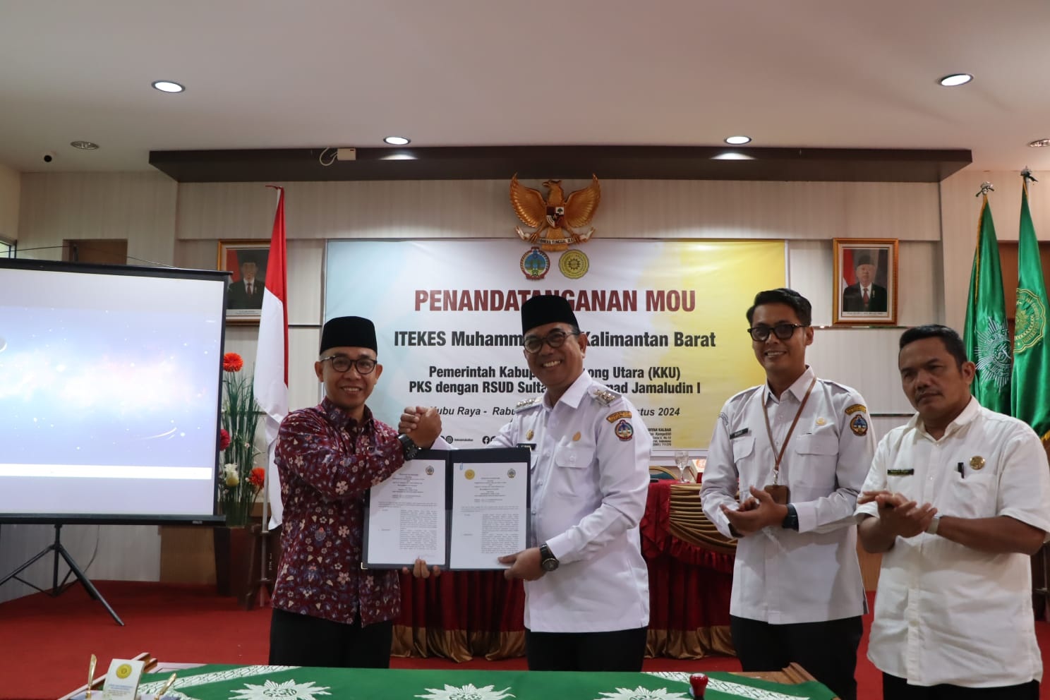 MOU: Pj Bupati Kayong Utara Alfian menandatangani MoU dengan Itekes Muhammadiyah Kalbar.