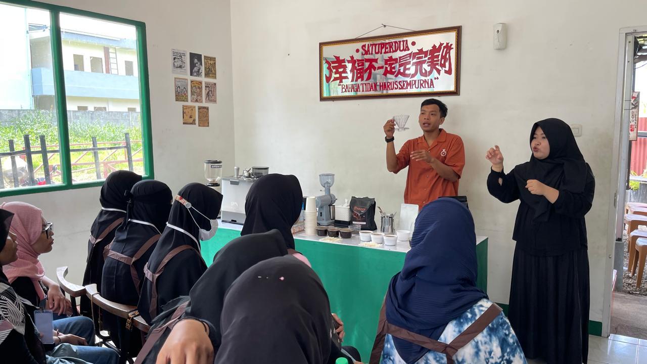 PELATIHAN: Peserta pelatihan barista program Srikandi Movement, Woman Support Woman mendengarkan penjelasan mengenai pembuatan kopi.