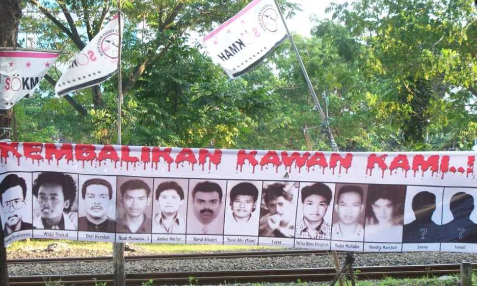 ORANG HILANG: Spanduk terbentang panjang dengan memperlihatkan foto 13 aktivis prodemokrasi tahun 1997/1998 yang hingga kini masih hilang. (VOA)