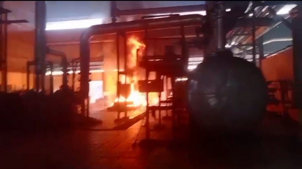 Api menyala di dalam pabrik kelapa sawit PT PT Wana Hijau Semesta (WHS), Desa Sebunga, Kabupaten Sambas, Kalimantan Barat pada Rabu (28/8). (ISTIMEWA)