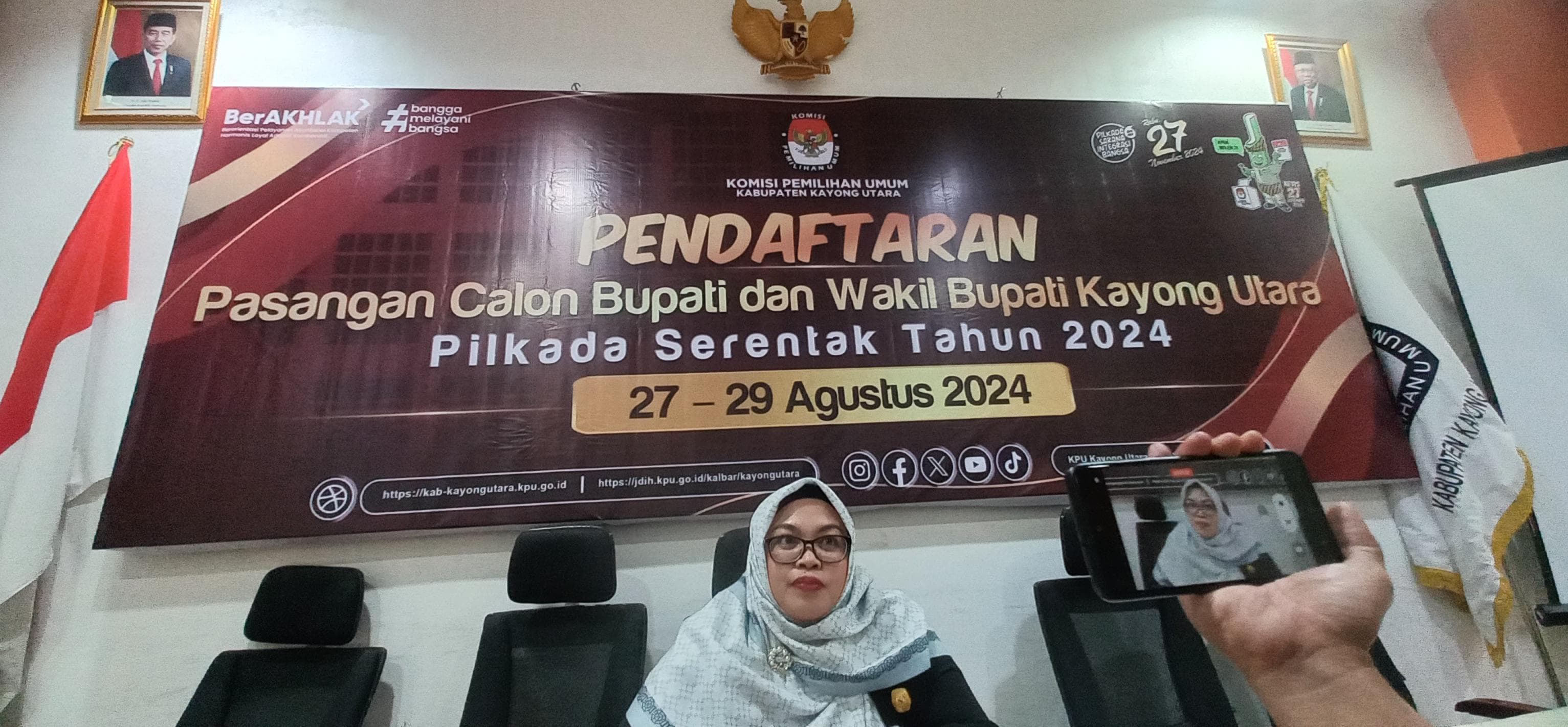 Ketua Komisi Pemilihan Umum (KPU) Kayong Utara, Provinsi Kalimantan Barat Nur Mus Jaefah saat diwawancarai sejumlah awak media. (DANANG PRASETYO /PONTIANAK POST)