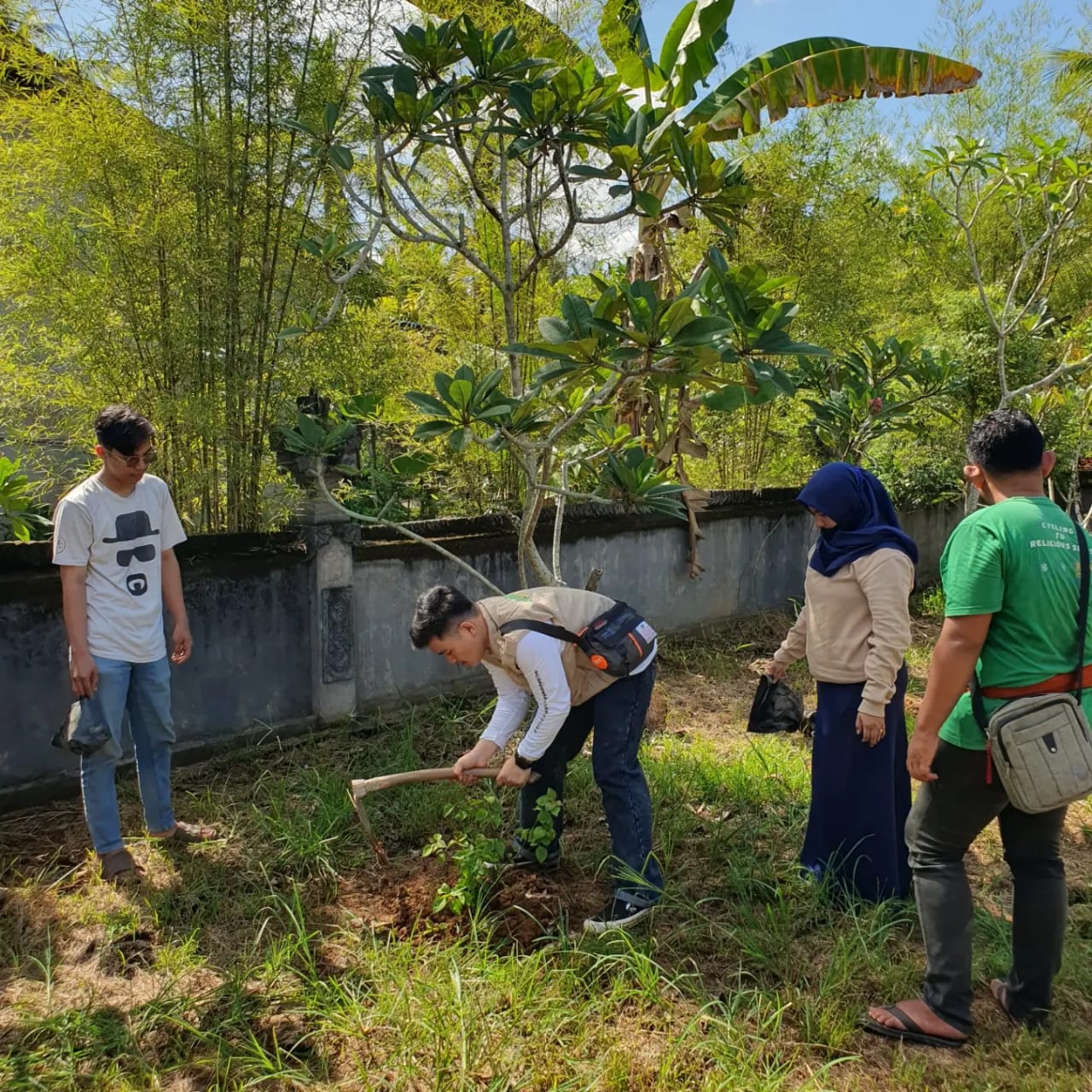 MENANAM : Salah satu aksi yang dilakukan oleh Sahabat Eco Bhinneka adalah menanam di tempat ibadah.