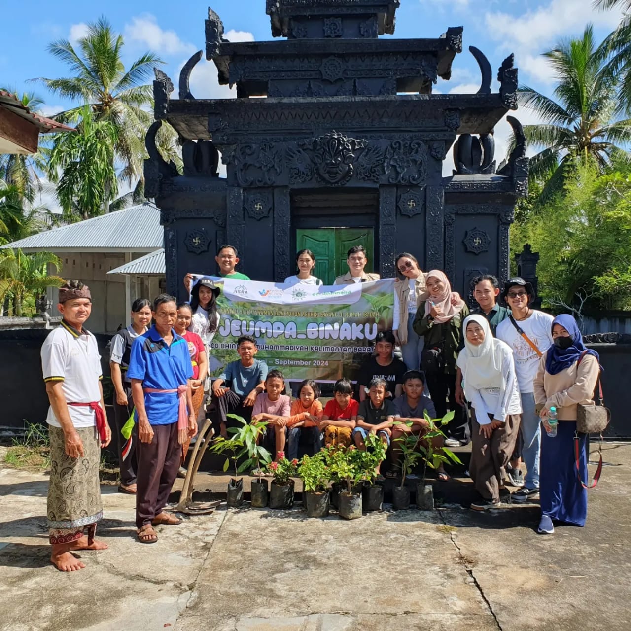 KUNJUNGAN : Kunjungan ke Pura Giri Kertha Bhuwana Kalimas merupakan program rutin yang dilakukan oleh Sahabat Eco Bhinneka.