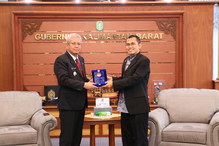 CENDERA MATA: Harisson menerima cendera mata dari&nbsp;Wakil Ketua Komnas Disabilitas Deka Kurniawan&nbsp;saat berkunjung di Ruang Kerja Gubernur, Kamis (29/8).&nbsp;