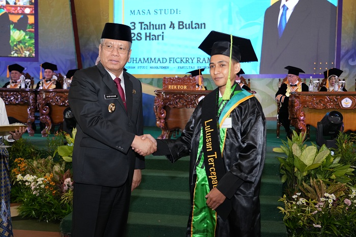 WISUDA:&nbsp; Harisson&nbsp;memberikan penghargaan kepada mahasiswa lulusan tercepat&nbsp;saat acara wisuda Unoso di PCC, Kamis (29/8).&nbsp;