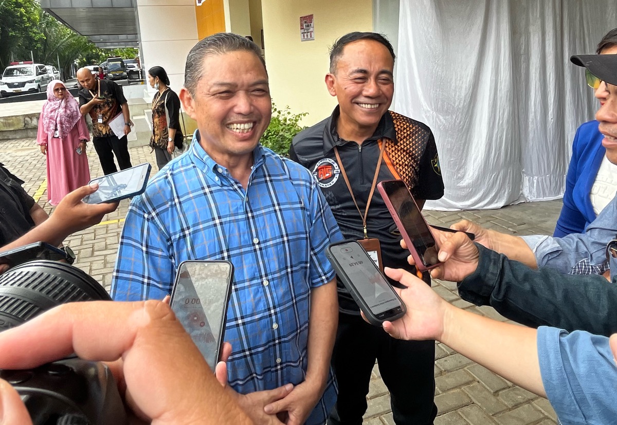 Ria Norsan dan Krisantus keluar dari RS Bhayangkara Polda Kalbar seusai menjalani pemeriksaan kesehatan.