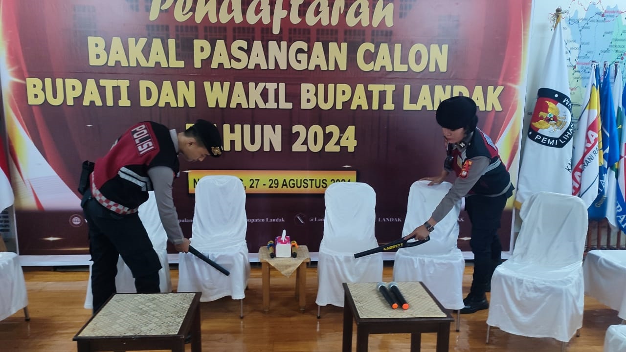AMANKAN PENDAFTARAN PILKADA: Anggota Polres Landak saat melakukan sterilisasi Kantor KPU Landak saat periode pendaftaran calon kontestan Pilkada 2024.