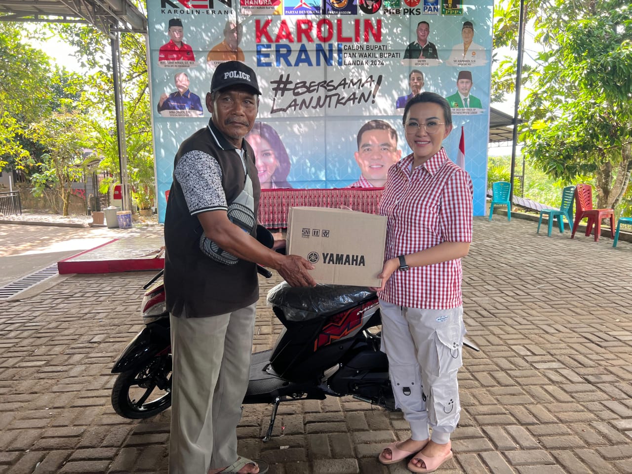 Bakal Calon Bupati Landak Karolin Margret Natasa saat menyerahkan sepeda motor kepada seorang relawan yang sebelumnya kehilangan sepeda motor saat mengantar pendafataran ke KPU.