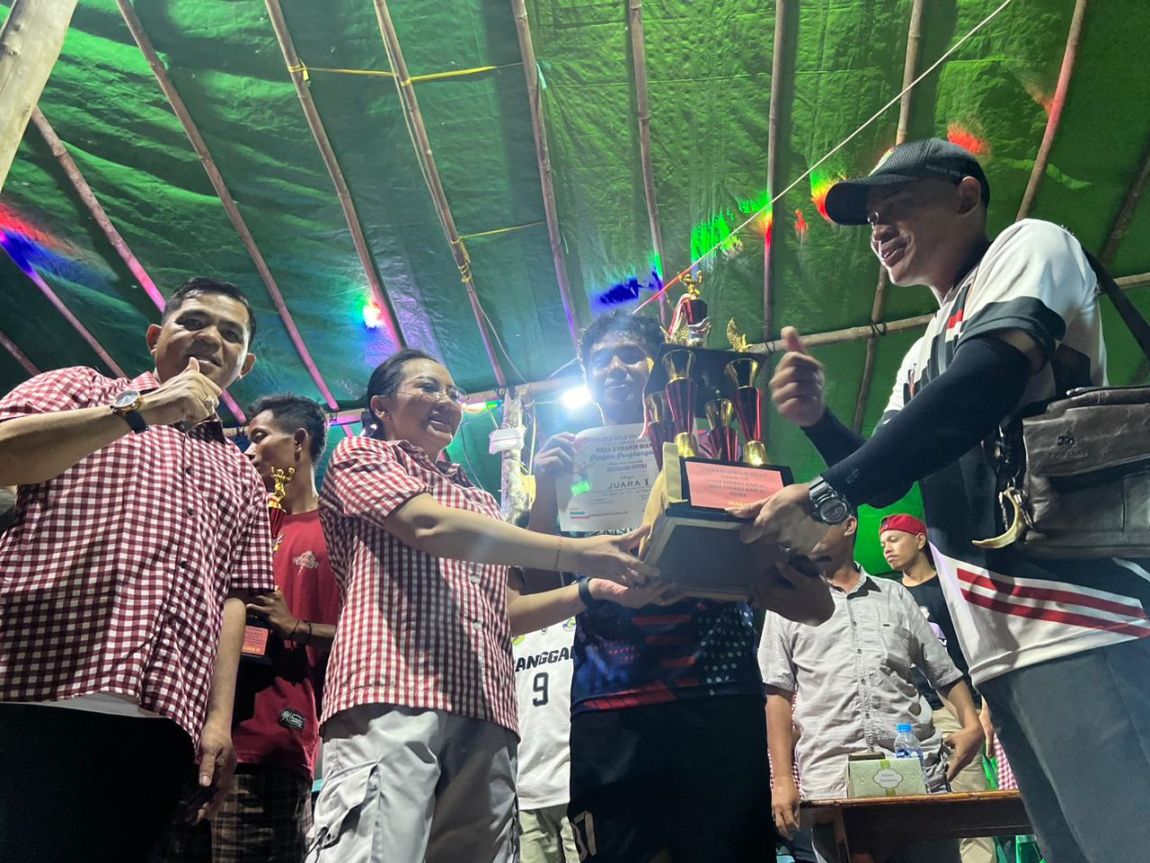 Karolin Margret Natasa saat menyerahkan hadiah kepada pemenang turnamen Garoh Cup.