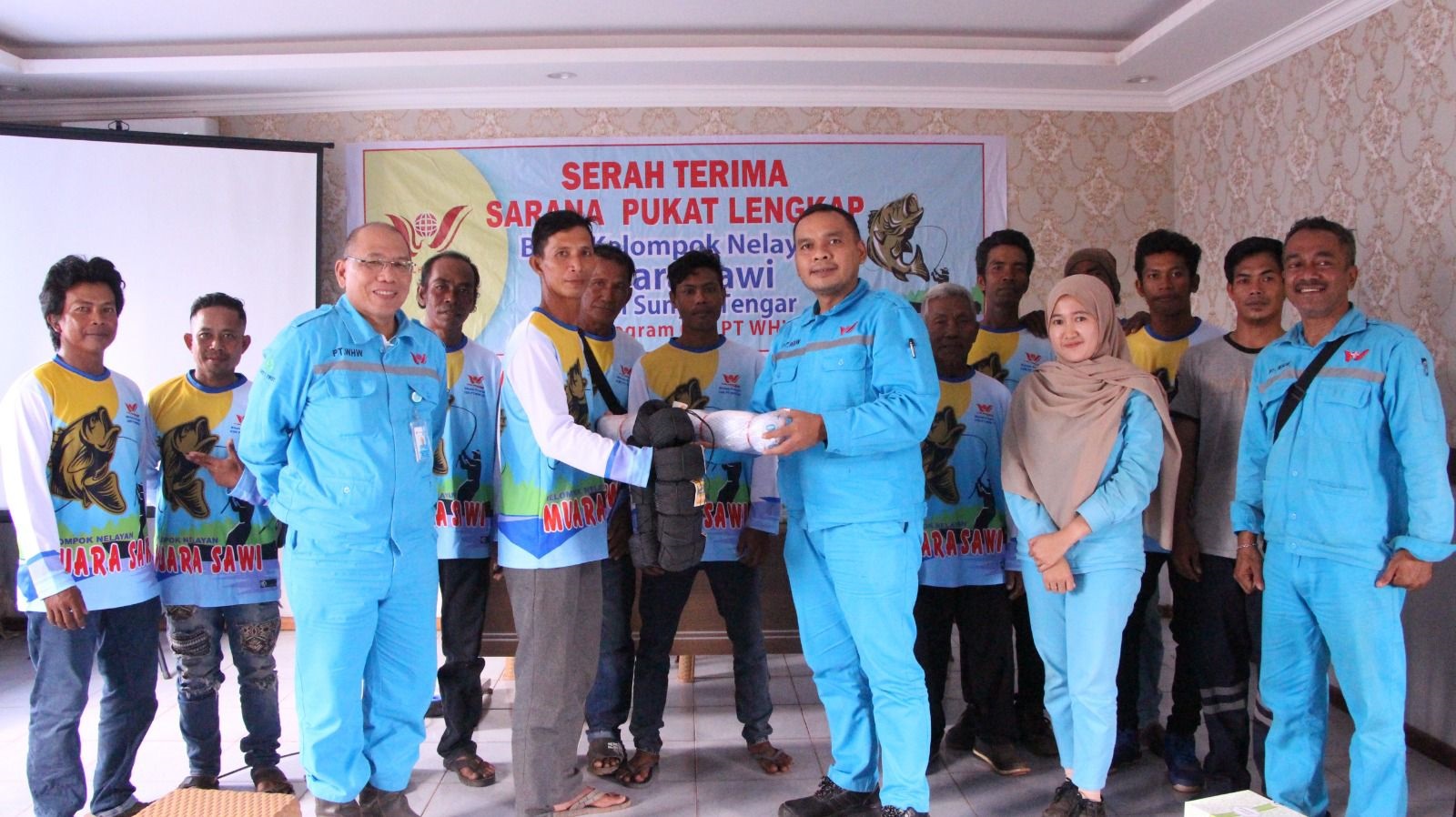 SERAHKAN BANTUAN: Deputy General Manager WHW, Laurance Pangihutan, dan Manager CSR WHW, Togap Manik, menyerahkan bantuan kepada Kelompok Nelayan Muara Sawi di Kendawangan.