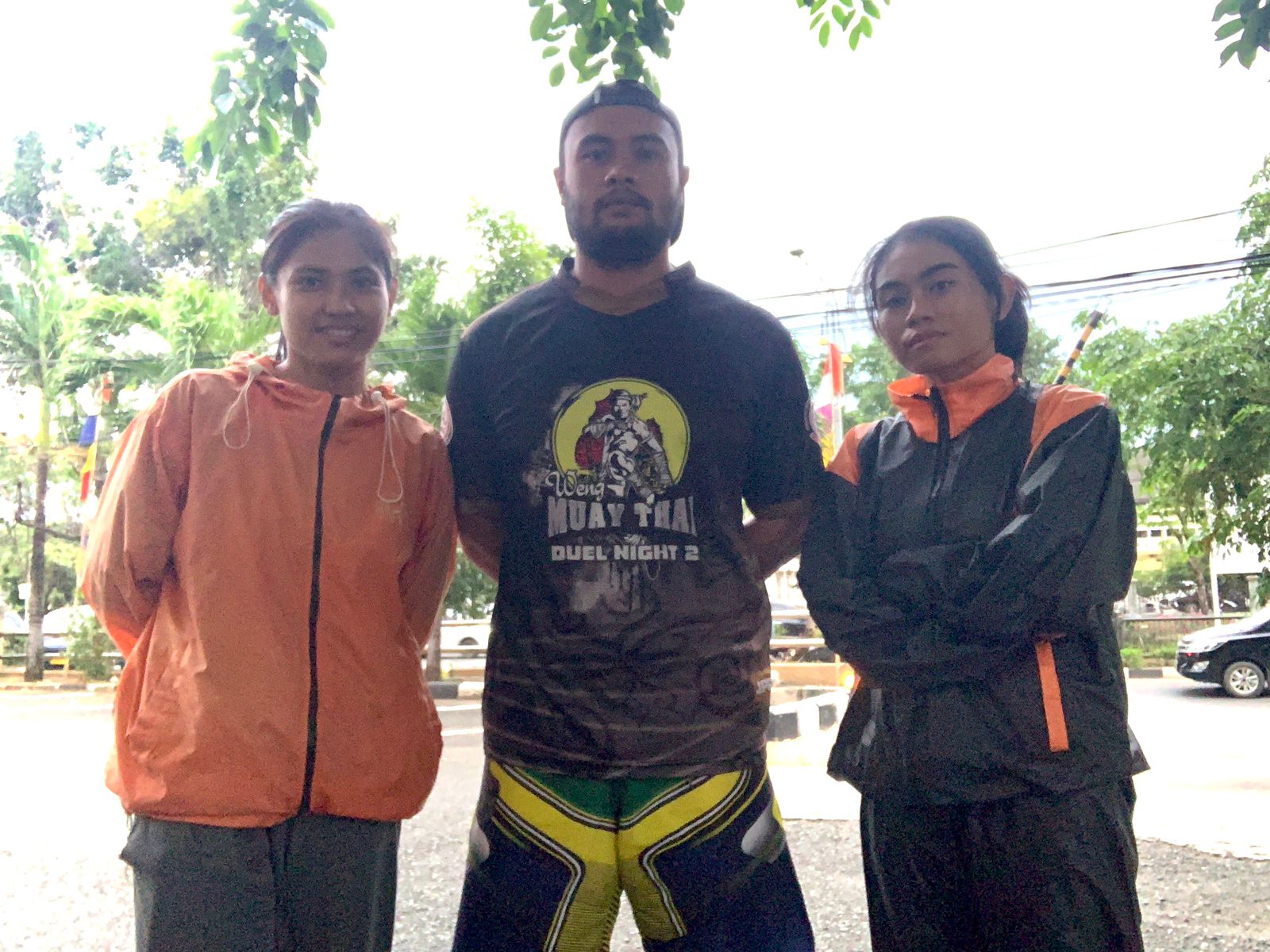 Pelatih Mahaji bersama atlet muaythai Kalbar.