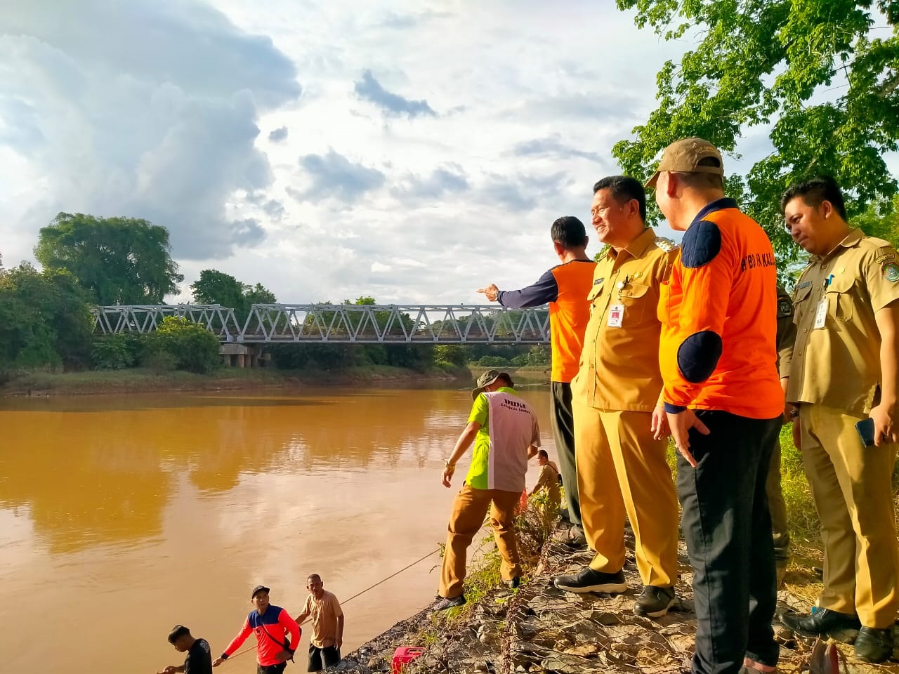 TINJAU BANJIR: Pj Bupati Landak Gutmen Nainggolan saat mengecek sejumlah wilayah yang terendam banjir di Kabupaten Landak.