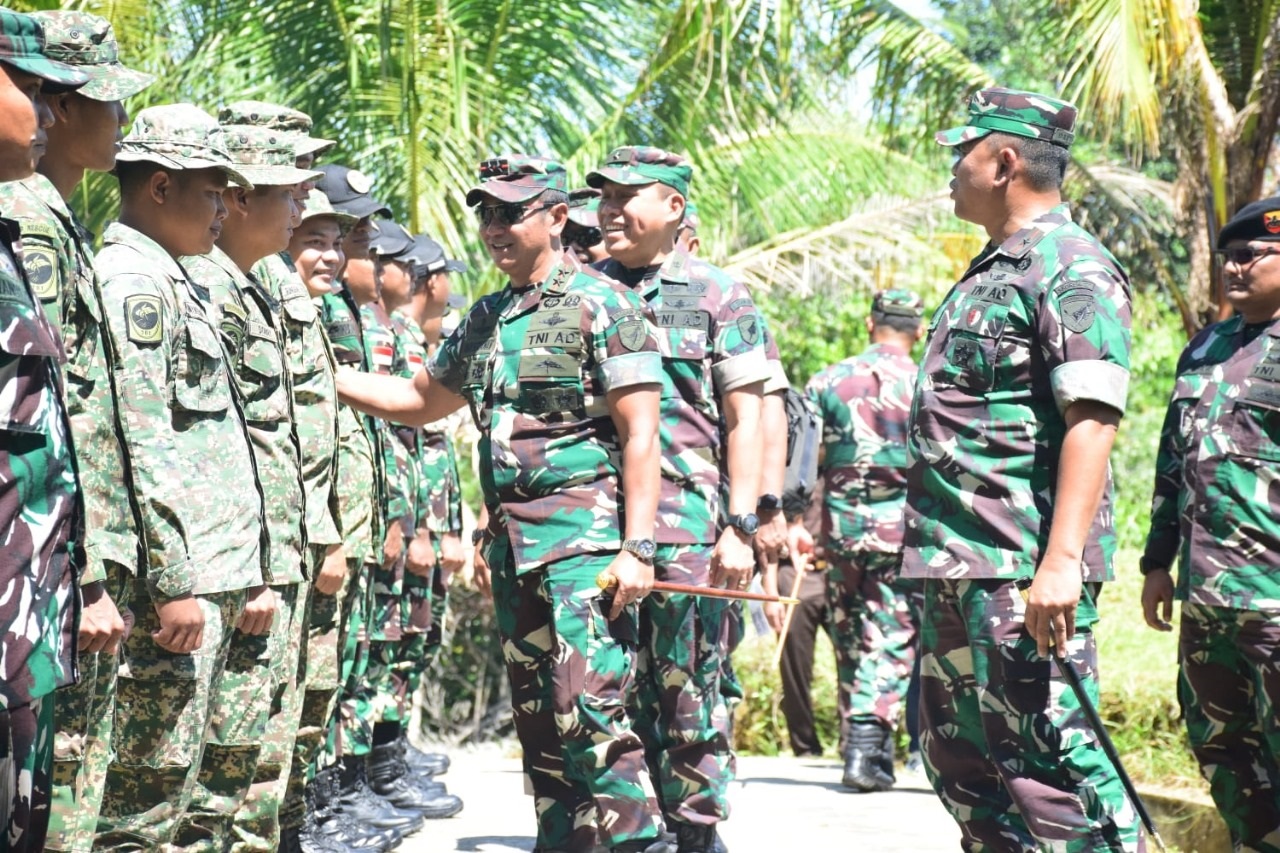 APRESIASI: Pangdam XII/Tpr, Mayjen TNI Iwan Setiawan saat memberikan apresiasi kepada personel Pos Gabma Temajuk pada Sabtu (31/8).