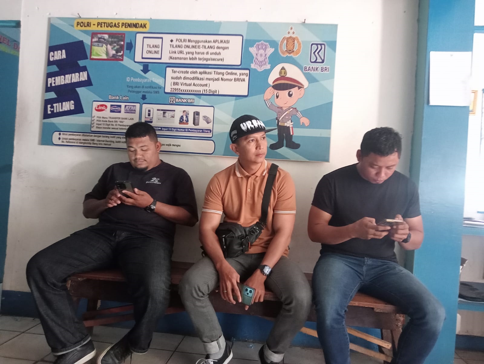 MINTA KEADILAN: Anak pasangan Sugianto dan Rojiah yang menjadi korban lakalantas saat di Pos Lantas Polres Sambas.