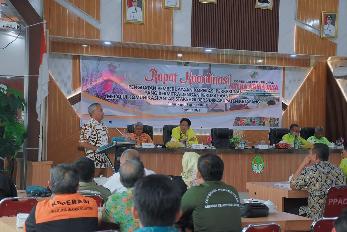 RAKOR: Bupati Ketapang, Martin Rantan, memimpin rapat koordinasi dengan pengurus koperasi di Kantor Bupati Ketapang, Jumat (30/8).
