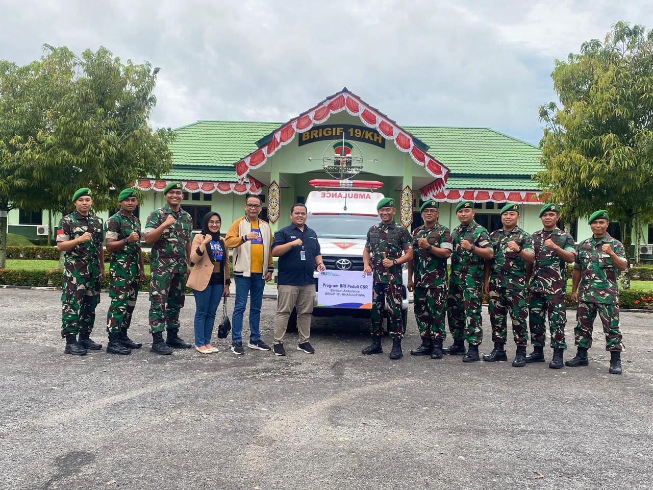 Foto bersama penyerahan bantuan Ambulance oleh Pinca BRI Singkawang Muhammad Arsyad Farmadi dengan karyawan BRI lainya Singkawang bersama dengan komandan Brigif 19/Khatulistiwa Arief Wicaksana S.H, M.
