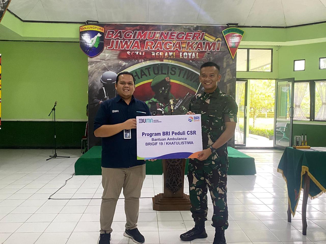 Penyerahan bantuan CSR BRI berupa satu unit ambulans dilakukan oleh pemimpin cabang  BRI Singkawang Muhammad Arsyad Farmadi kepada komandan Brigif 19/Khatulistiwa Arief Wicaksana,S.H.,M.HAN.