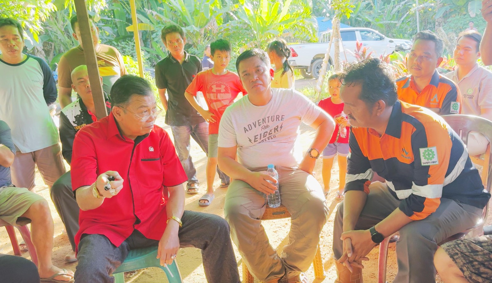 Anggota Komisi VII DPR RI, Cornelis saat berkunjung ke rumah duka korban tanah longsor di PT Mekko Metal Mining.