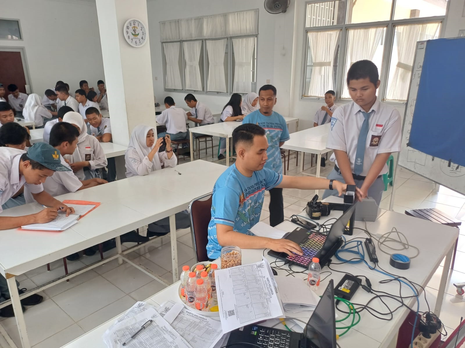 PEREKAMAN: Pegawai dari Disdukcapil Kubu Raya memberikan pelayanan perekaman e-KTP bagi para pelajar yangg akan berusia 17 tahun di SMA Kemala Bhayangkari Kubu Raya, Senin (2/9).