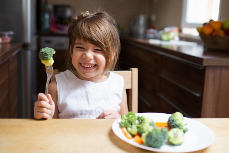 Ilustrasi anak suka makan sayur. (FREEPIK)