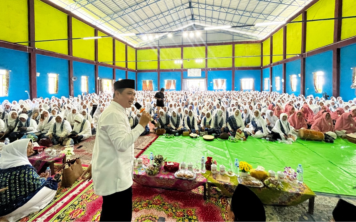 Ria Norsan memberi sambutan di acara Sambas Bershalawat di GOR Sungai Serabek, Kecamatan Teluk Keramat, Sambas, Selasa (3/9).