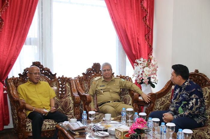 BINCANG: Harisson berbincang dengan Anggota VI BPK RI Pius Lustrilanang saat tiba di Gedung VIP, Bandara Supadio, Senin (2/9).